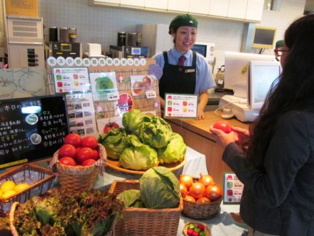 店舗での生野菜販売イメージ（写真：モスフードサービス）