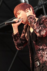 INFINITE、横浜で「She's Back」リリース記念のハイタッチ会　豪雨の中3,000人が参加