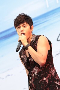 INFINITE、横浜で「She's Back」リリース記念のハイタッチ会　豪雨の中3,000人が参加