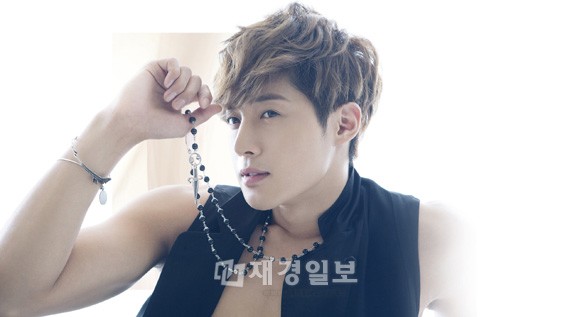 SS501キム・ヒョンジュンの2ndシングル「HEAT」が冷めやらぬ人気を誇っている。