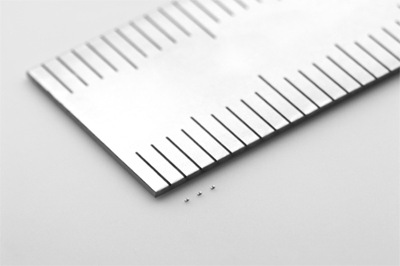 世界最小0201サイズ(0.25×0.125mm)の積層セラミックコンデンサー(画像:村田製作所) 世界最小0201サイズ(0.25×0.125mm)の積層セラミックコンデンサー(画像:村田製作所)