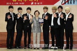 SUPER JUNIORが4日午後、ソウル江南(カンナム)区三星洞(サムソンドン)の江南区役所で行われた江南区広報大使委嘱式に出席した。 SUPER JUNIORが4日午後、ソウル江南(カンナム)区三星洞(サムソンドン)の江南区役所で行われた江南区広報大使委嘱式に出席した。