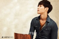 韓流スター、キム・ヒョンジュン（SS501リーダー）が、大手カジュアルブランドのハングテン（代表シュィブクマ ラマナタン、www.hangten.co.kr）のビンテージ・ブルーデニムシャツを着たグラビアをお目見えした。