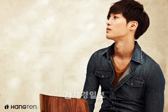 韓流スター、キム・ヒョンジュン（SS501リーダー）が、大手カジュアルブランドのハングテン（代表シュィブクマ ラマナタン、www.hangten.co.kr）のビンテージ・ブルーデニムシャツを着たグラビアをお目見えした。