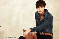 韓流スター、キム・ヒョンジュン（SS501リーダー）が、大手カジュアルブランドのハングテン（代表シュィブクマ ラマナタン、www.hangten.co.kr）のビンテージ・ブルーデニムシャツを着たグラビアをお目見えした。
