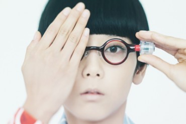 世界初、度数調節可能な液体レンズメガネのアドレンズ×アンリアレイジの「AAプロジェクト」スタート