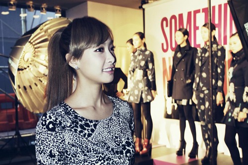 DKNY 2012 FALL COLLECTIONに参席したf(x)（エフエックス）のビクトリアが、モデルのようなオーラを披露した。