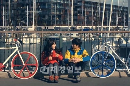 サイクリングにぴったりの季節－秋の始まりを迎え、オンライン上で連日MissA（ミスエイ）スジとキム・スヒョンの、ほのかな恋を思わせる“サイクリング・デート”が話題だ。写真＝XTM「STAR N' the CITY」放送キャプチャー