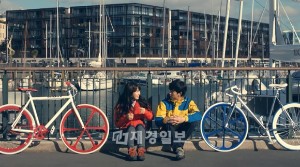 サイクリングにぴったりの季節－秋の始まりを迎え、オンライン上で連日MissA（ミスエイ）スジとキム・スヒョンの、ほのかな恋を思わせる“サイクリング・デート”が話題だ。写真＝XTM「STAR N' the CITY」放送キャプチャー