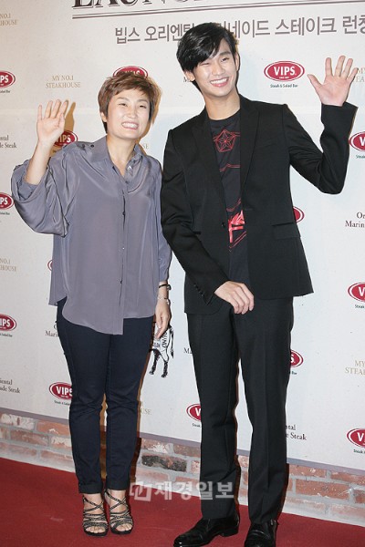 韓国で大人気の俳優キム・スヒョンと女性タレントのパク・ギョンリムがともに行なう韓国初の「ステーキ&トークショー」が、11日午前、ソウル汝矣島（ヨイド）IFCモール汝矣島CGVで開催された。