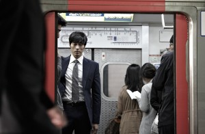 今秋、韓国最高の映画話題作『会社員』で、殺人請負会社の会社員に変身するソ・ジソプの“24時スチール”が公開された。 今秋、韓国最高の映画話題作『会社員』で、殺人請負会社の会社員に変身するソ・ジソプの“24時スチール”が公開された。