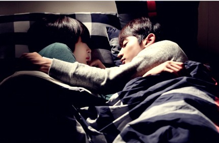 ドラマ『花ざかりの君たちへ』で、ソルリとミンホが“ハグ・スリープ（hug sleep）”を披露した。写真＝SM C＆C