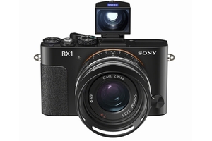 「DSC-RX1」に、光学ビューファインダーキット「FDA-V1K」、サムグリップ「TGA-1」、レンズフード「LHP-1」を装着(いずれも別売)(画像:ソニー) 「DSC-RX1」に、光学ビューファインダーキット「FDA-V1K」、サムグリップ「TGA-1」、レンズフード「LHP-1」を装着(いずれも別売)(画像:ソニー)