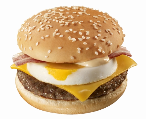 「チーズ月見」（画像：日本マクドナルド）