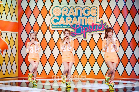 今月12日に音源がリリースされて以来、各チャートの上位圏を席巻している女性アイドルユニットのオレンジキャラメル（Orange Caramel）が音楽番組「M COUNTDOWN （エムカウントダウン）」でリリース後初のステージを披露した。