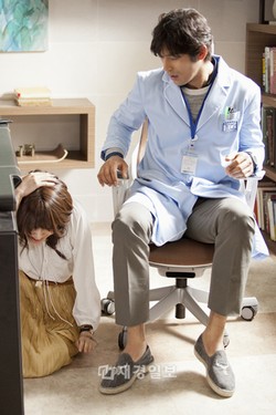 tvNの新水・木ドラマ『第3病院』の主人公、オ・ジホとチェ・スヨン（少女時代）が刺激的な出会いを繰り広げ、話題になっている。