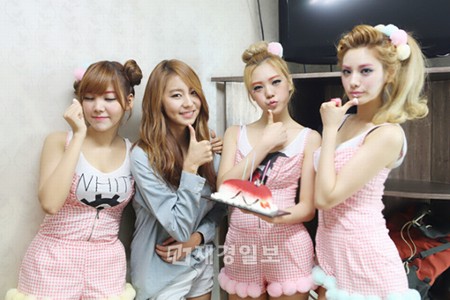 韓国ユニット界のユニーク・アイコン、Orange Caramel（オレンジキャラメル）がAFTERSCHOOL（アフタースクール）ユイと一緒に撮った、甘くて可愛らしい‘生クリーム・リップスティック’写真を公開した。
