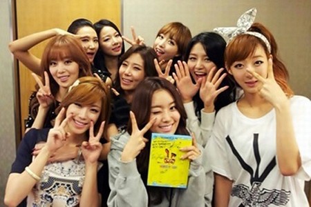 ガールズグループEXID(イーエックスアイディー)と先輩ガールズグループSecret(シークレット)の特別な仲の良さがネットユーザーの注目を引いている。写真= EXID公式ツイッター