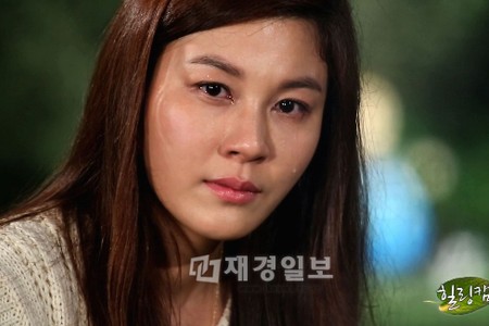 女優キム・ハヌルがトーク番組『ヒーリングキャンプ』の収録で、かねてより噂になっていた“芸能界いじめ説”について語った。
