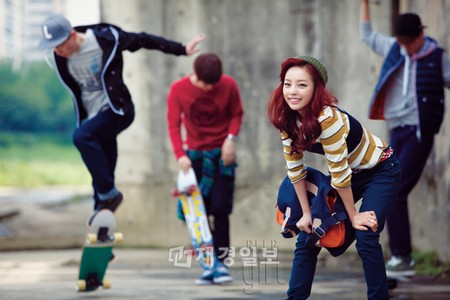 KARAのク・ハラがファッションマガジン「ELLE girl」10月号の表紙を飾り、ファッショニスタとしての魅力をアピールした。写真=「ELLE girl」
