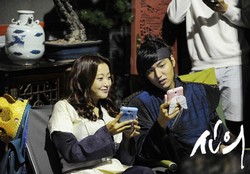 イ・ミンホとキム・ヒソンが撮影現場の裏で熾烈な‘戦い’を繰り広げる姿が公開され、ネチズンたちを笑わせている。
