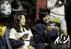 イ・ミンホとキム・ヒソンが撮影現場の裏で熾烈な‘戦い’を繰り広げる姿が公開され、ネチズンたちを笑わせている。
