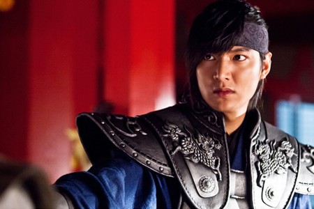 韓国SBS月火ドラマ『神医』で、イ・ミンホがユ・オソンへの正面突撃を決心した。写真＝神医文化産業専門会社