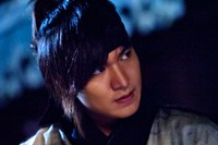 『神医』で恭愍王を狙う7人の刺客集団‘チルサル(七殺)’が登場し、ドラマに劇的な緊張感を与えている。 写真=信義文化産業専門会社
