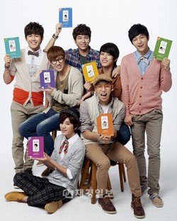 サムスン製品ギャラクシープレーヤーのモデルとして活躍中の男性アイドルグループINFINITE（インフィニット）による、10代の青少年たちに勉強への意欲を呼び起こす“勉強刺激メッセージ”入りの特別版ノートがこのたび公開された。