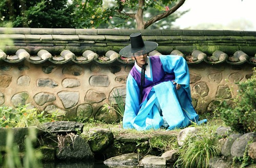 水木ドラマ1位の座を守り続けている『アラン使道伝』のイ・ジュンギが、ついにお札の正体を暴くという。
