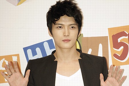 ネットユーザーたちが「最高童顔～グループ内で最年少メンバーよりも童顔の男性アイドル」にJYJのキム・ジェジュンを挙げた。