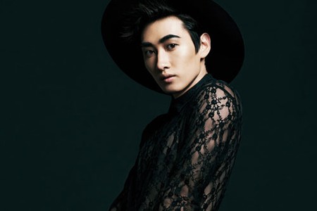 SUPER JUNIOR（スーパージュニア）のウニョクが、ライフスタイルマガジン「Singles」10月号で初の単独グラビアを公開した。