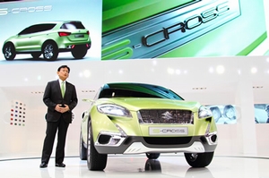 パリモーターショーで「S-Cross」を発表するスズキの鮎川堅一常務(写真:スズキ) パリモーターショーで「S-Cross」を発表するスズキの鮎川堅一常務(写真:スズキ)