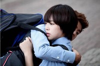 ソルリとイ・ヒョヌがドキドキの“エアバッグ・ハグ”を交わす。写真= SM C＆C