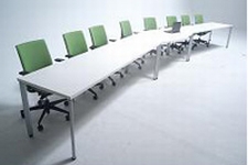 協働試作したオフィス用デスクのレイアウトイメージ(写真:コクヨファニチャー) 協働試作したオフィス用デスクのレイアウトイメージ(写真:コクヨファニチャー)