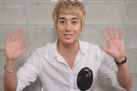 キム・ヒョンジュンは27日、自身の公式HPを通じ、映像メッセージで彼らしい爽やかな秋夕の挨拶を伝えた。