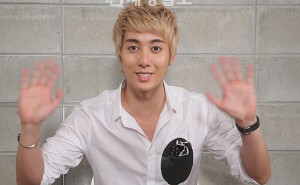 キム・ヒョンジュンは27日、自身の公式HPを通じ、映像メッセージで彼らしい爽やかな秋夕の挨拶を伝えた。 キム・ヒョンジュンは27日、自身の公式HPを通じ、映像メッセージで彼らしい爽やかな秋夕の挨拶を伝えた。