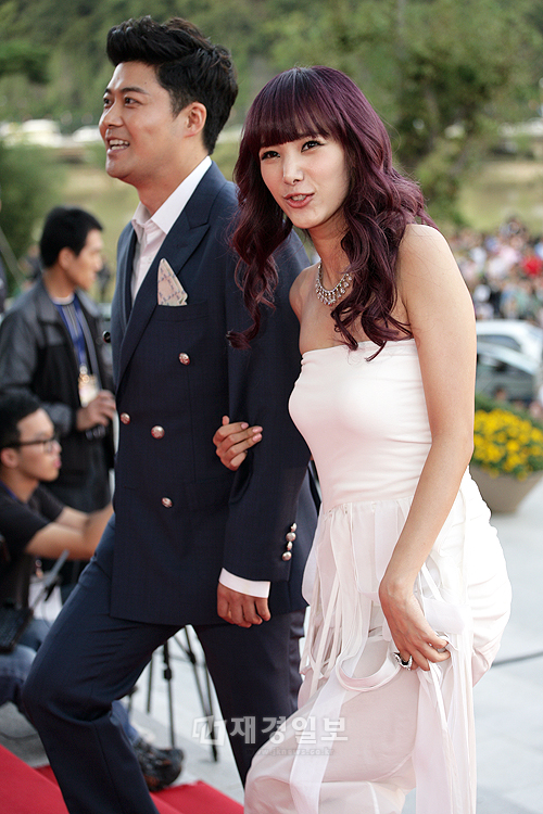 「2012コリアドラマアワード」レッドカーペットにハン・ジミン、A Pinkら登場(50)