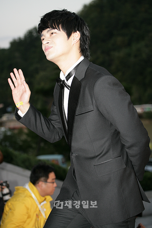 「2012コリアドラマアワード」レッドカーペットにハン・ジミン、A Pinkら登場(11) ソ・イングク