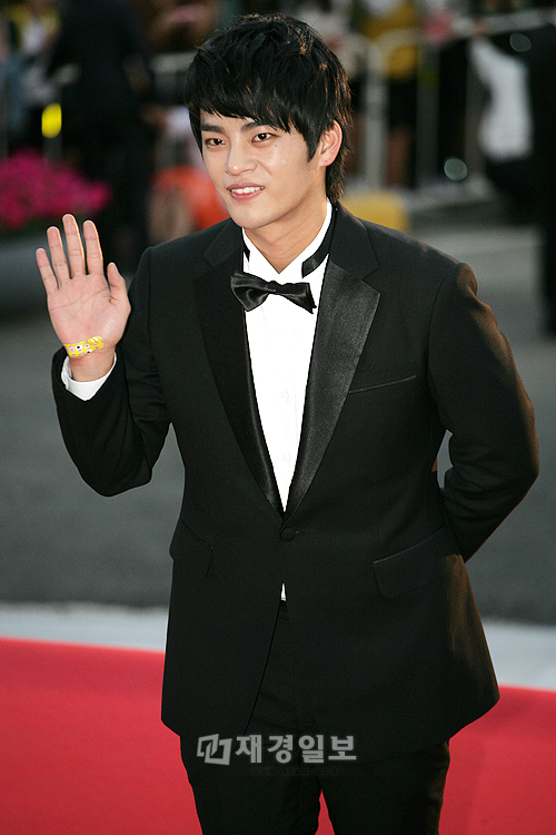 「2012コリアドラマアワード」レッドカーペットにハン・ジミン、A Pinkら登場(10) ソ・イングク