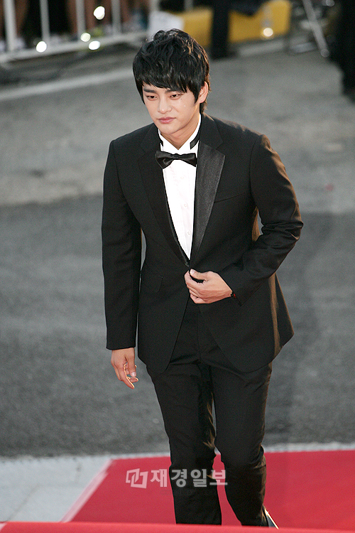 「2012コリアドラマアワード」レッドカーペットにハン・ジミン、A Pinkら登場(9) ソ・イングク