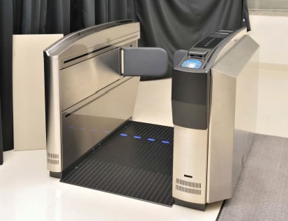 試作した爆発物探知装置を内蔵した搭乗ゲート(写真:日立製作所) 試作した爆発物探知装置を内蔵した搭乗ゲート(写真:日立製作所)