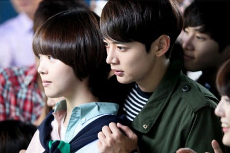 ソルリ（f(x)）とミンホ（SHINee）が、キュートな水族館デートを披露した。写真= SM C＆C