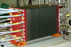 飛行実証で使用された再生型燃料電池システム（写真：IHI）