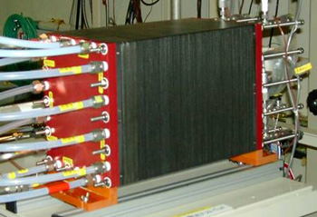 飛行実証で使用された再生型燃料電池システム（写真：IHI）