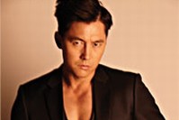 俳優チョン・ウソンが女心を魅了するスーツ姿のグラビアを披露、男の品格を定義した。
