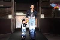 B1A4の末っ子ゴンチャンが、マイケル・ジャクソンをパロディー化したレトロスタイルを披露する。