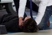 チャンネルA週末ドラマ『パンダさんとハリネズミ』で、SUPER JUNIORドンヘが血を流し倒れている姿がとらえられ、最終回を迎えたドラマのエンディングに対する視聴者の関心が集まっている。