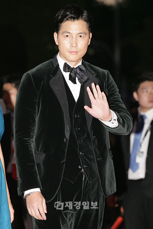 釜山国際映画祭、開幕式にパク・シフ、パク・シネ、イ・ビョンホンら参加（5） チョン・ウソン