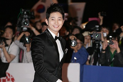 釜山国際映画祭、開幕式にパク・シフ、パク・シネ、イ・ビョンホンら参加